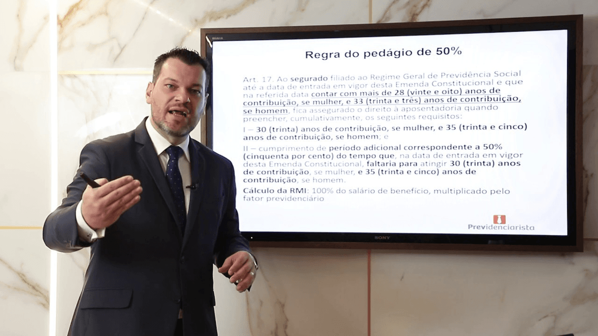 Professor ministrando uma aula de regra de pedágio