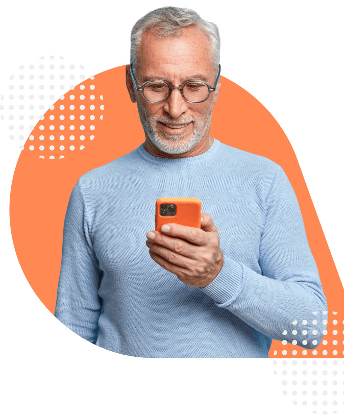 Idoso mexendo em um smartphone