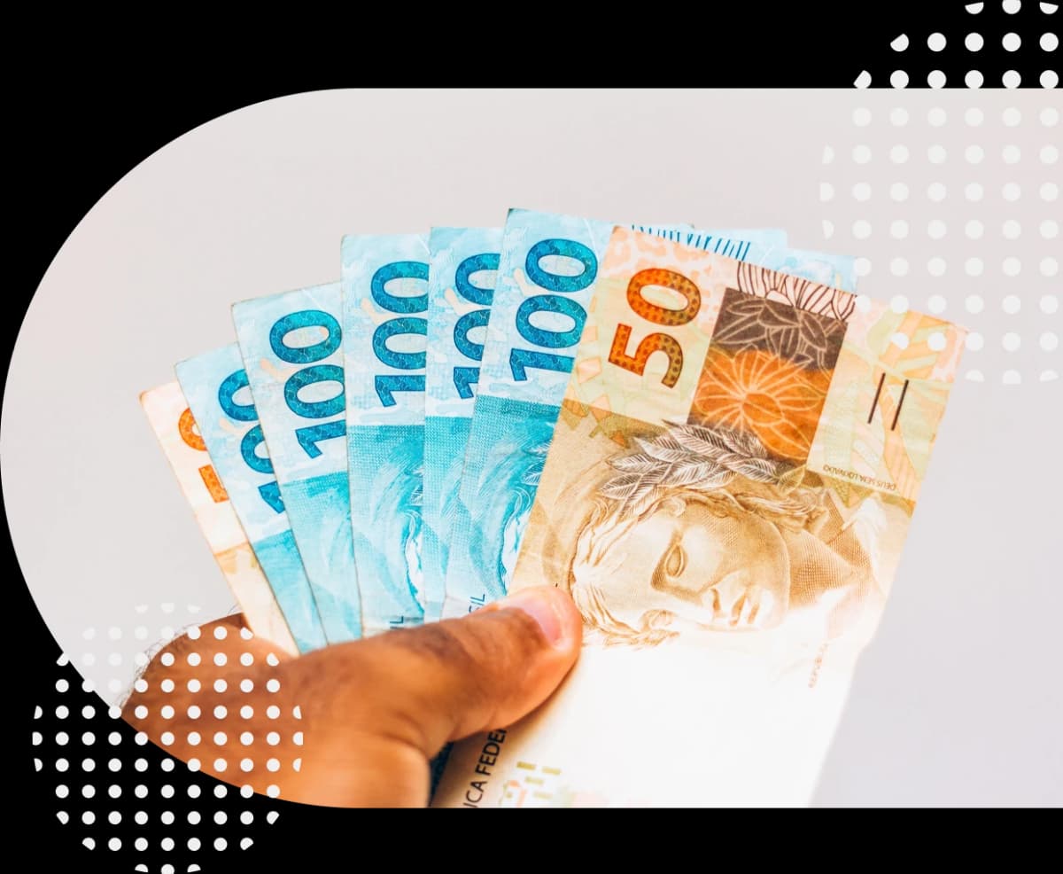 Mão segurando notas de dinheiro