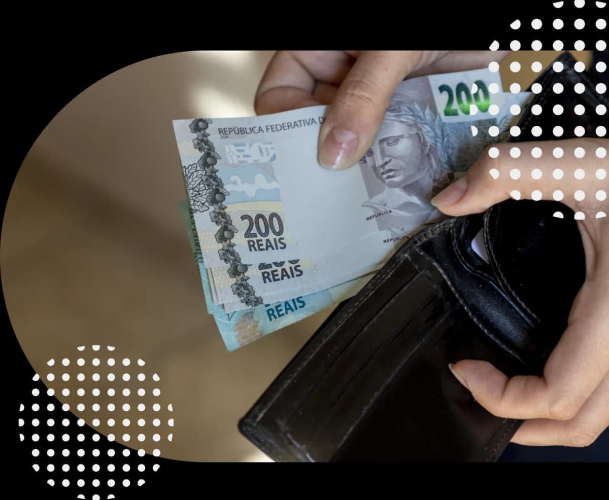 Mão segurando notas de dinheiro