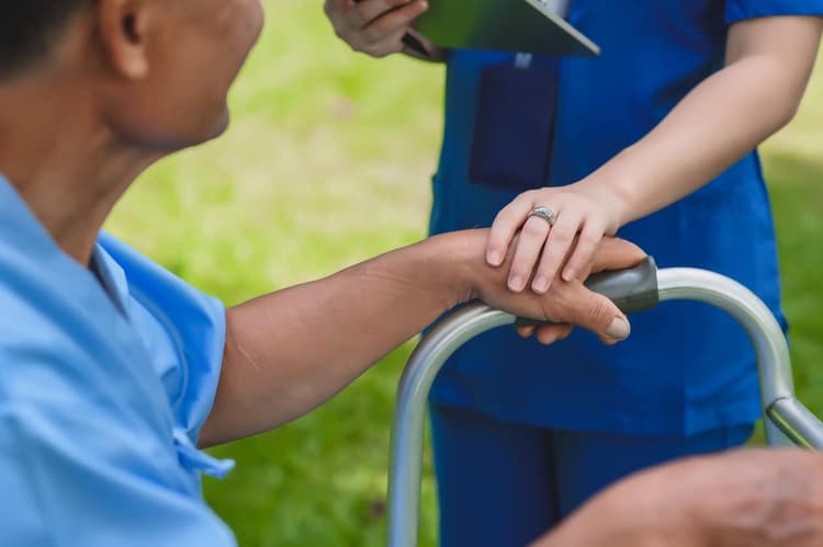 Imagem relacionada a notícia O auxílio-cuidador já foi aprovado? Entenda!