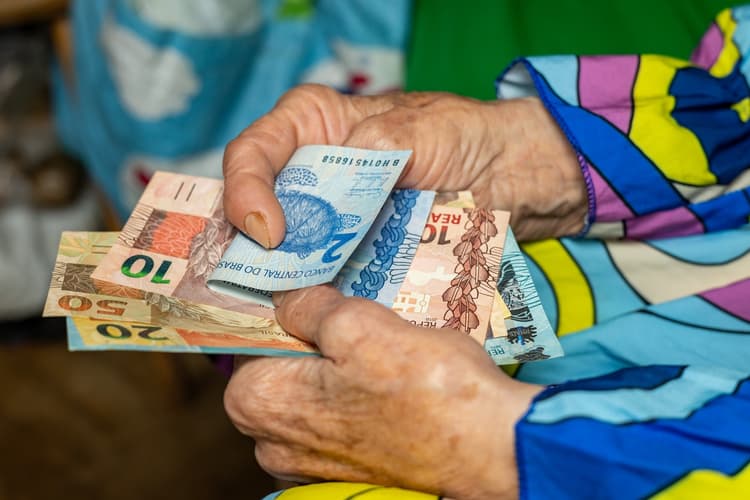 Imagem relacionada a notícia INSS paga décimo terceiro em novembro: veja quem recebe