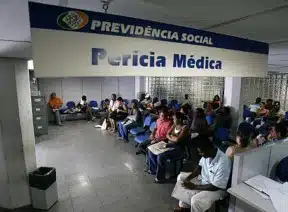 Mulher que tenta aposentadoria por invalidez há 10 anos é examinada por junta médica