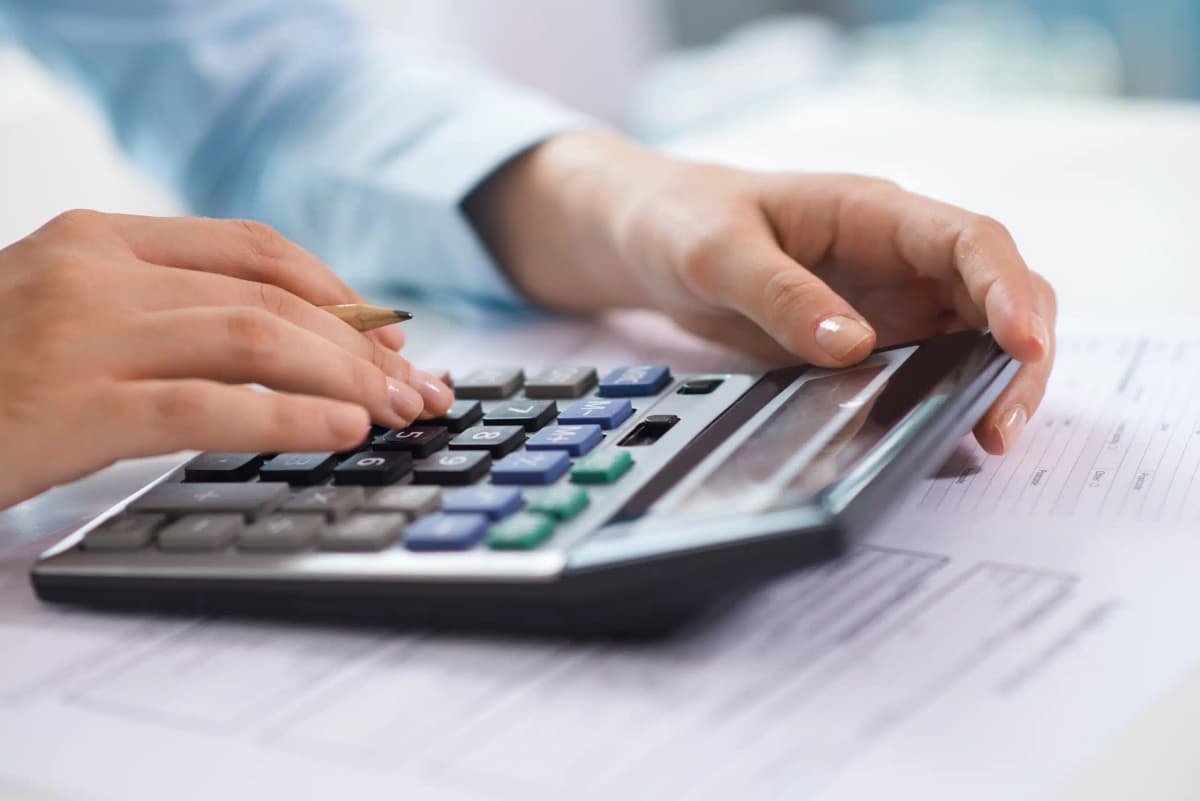 homem utilizando calculadora