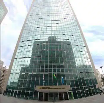 Apresentação de documentos falsos para obter benefício previdenciário é crime