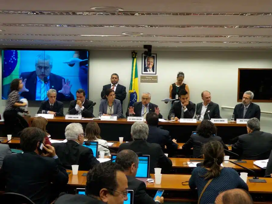 Projeto quer auxílio-doença e aposentadoria por invalidez para portador de HIV