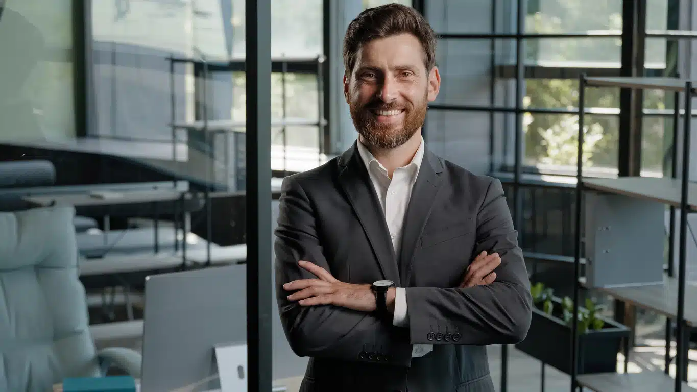 advogado bem vestido sorrindo